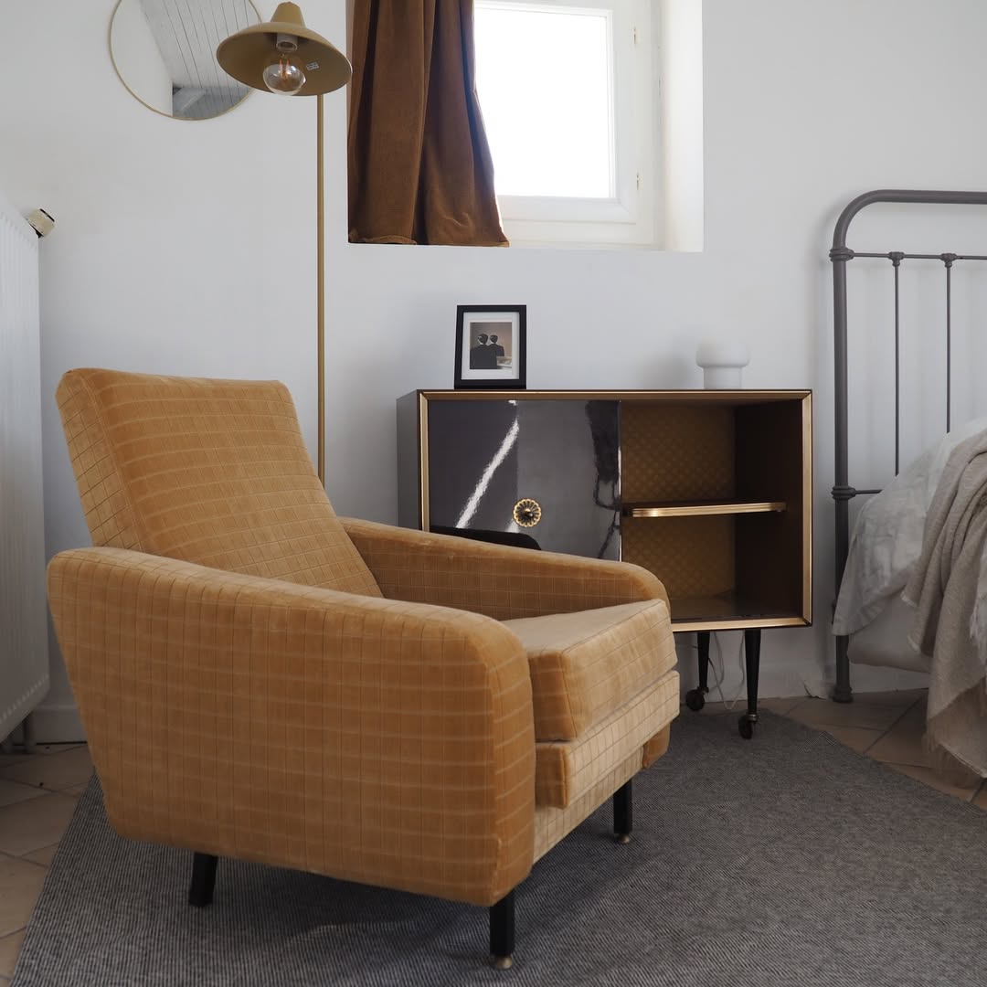 Fauteuil orange contemporain rénové - Expertise tapissière en restauration de mobilier